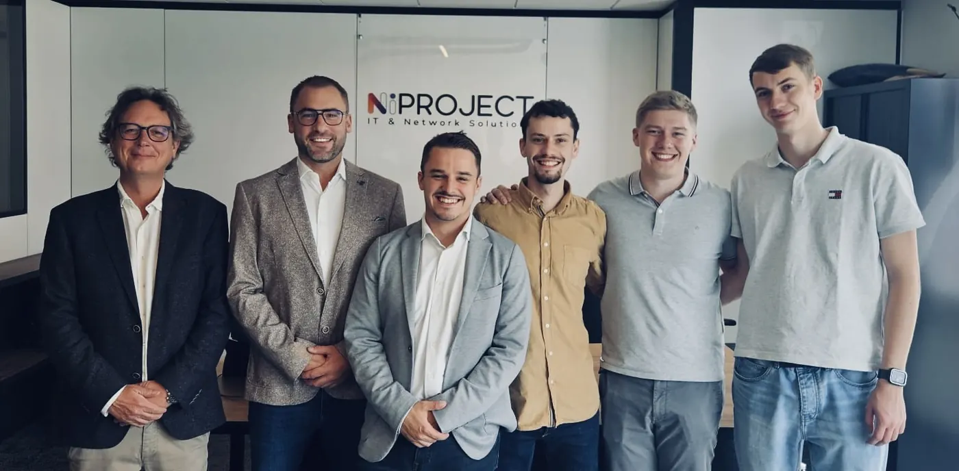 L'équipe NiProject devant ses bureaux à Herve